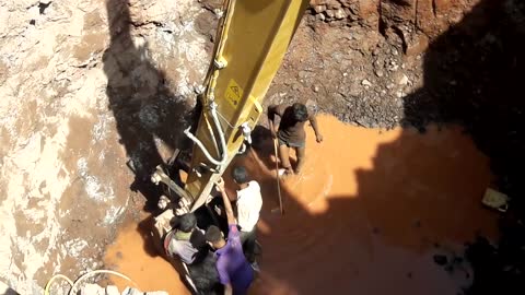 How to put labor inside big hole with the help of big axvatir crane