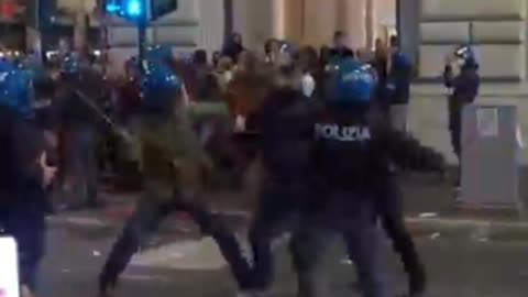 Manifestazione Roma: violenza gratuita polizia verso manifestanti (immagine rallentate)