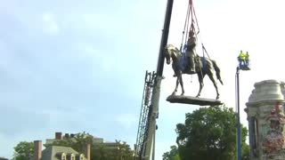 Crowd Cheers as Robert E. Lee Statue is Removed in Richmond