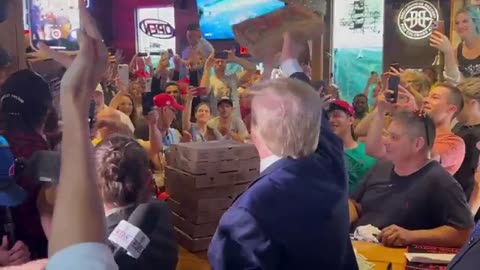 Trump distribui pizza em bar nos EUA e faz promessas de deportação