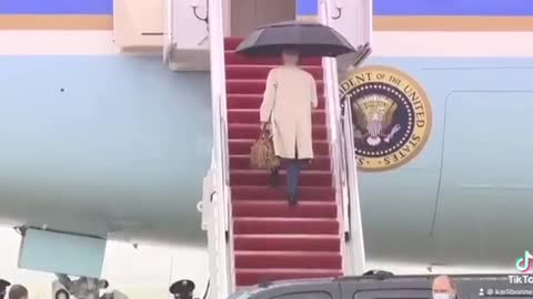 Joe Biden betritt Air Force One, trägt Tasche selbst (3. April 2021)