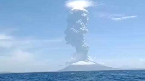 Volcano Erupts In Indonesia.. AMAZING!!