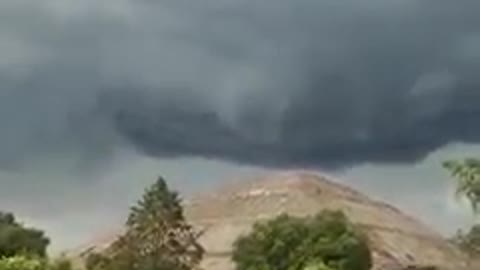 Strange ☁️ cloud on Mexican pyramid