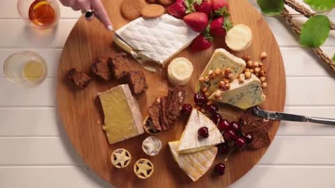 HOW TO MAKE A FESTIVE CHEESE 🧀 BOARD☺