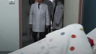 Niño se esconde de Putin bajo la ropa de cama