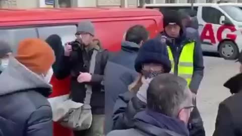 Polonia - Salvini se la da a gambe dopo che gli urlano: "Sei un pagliaccio, buffone!"