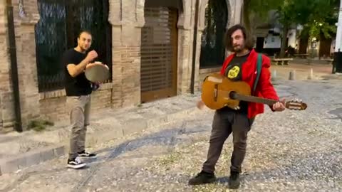 Artista di strada incontra un salentino con un tambuerllo in Andalucia - Il ballo di San Vito cover