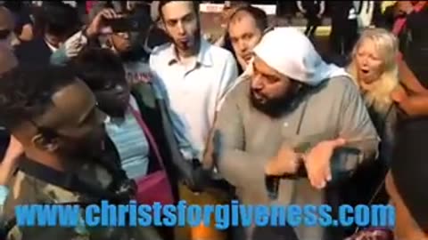 Pastor David Lynn schools a Confused Imaam Speakers Corner