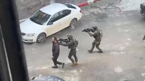 ►🚨▶◾️🇮🇱⚔️🇵🇸 WAR CRIME Israeli occupation forces using civilian as human shield in Hebron, West Bank