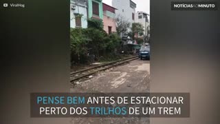 Automóvel é destruída por trem em movimento