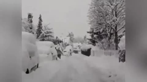 Germany RIGHT NOW_ Extreme Winter Storm and Massive Snowfall in Munich_ Germany