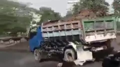 Robbers try to stop a truck. They failed.
