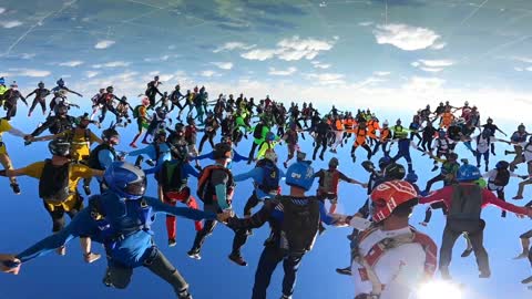 200 Skydivers attempting to break a World Record