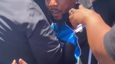 Kendrick Lamar Reacts to a Fan Pinching His Cheeks