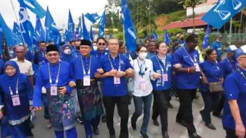 GE15: Carnival atmosphere as candidates march to Bentong nomination centre