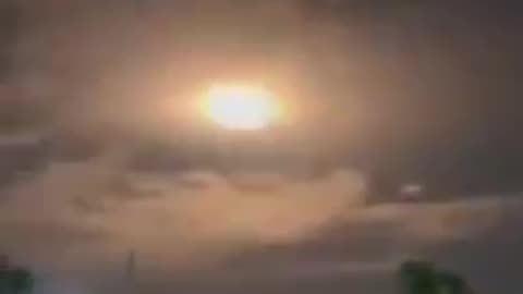 UFO SIGHTING – USA Description Several people capture a strange luminous object streaking across sky