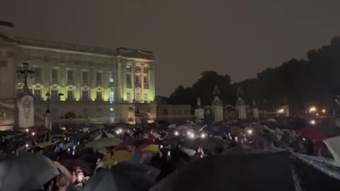 Current scenes at Buckingham palace