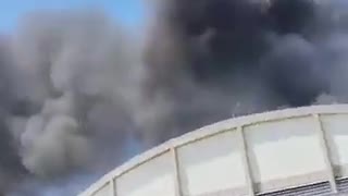 Incendio grandes proporcoes atinje galpao no aeroporto Galeao Rj