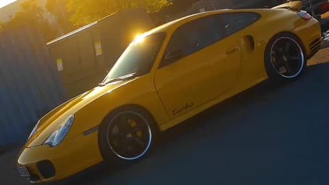 Porsche 911 in yellow 🟡