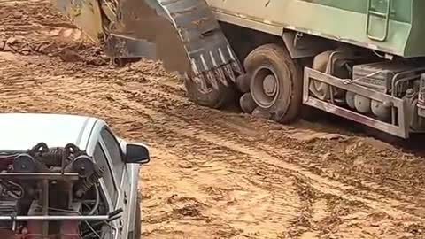 When the excavator was working, it accidentally broke the tire of the truck