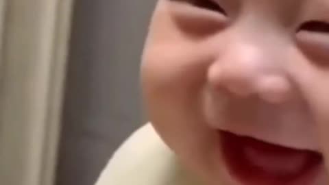 funny respon a baby laugh that makes anyone in the audience laugh too