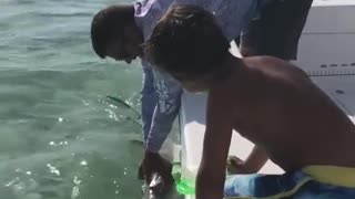 Moron Loses His pinky finger To a Shark, That's Gotta Hurt