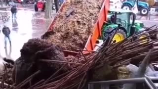 Farmers in France block roads by throwing shit on them due to rising costs