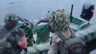 Ruská námořní pěchota postupuje na Antonovský ostrov
