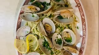 YUMMY! PLATING LINGUINI WITH CLAMS!!!