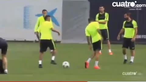 VIDEO: Rakitic bad tackle at Neymar