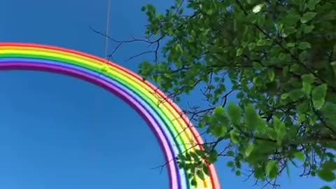 L'Arco di Trionfo di Parigi è stato ricoperto da un gigantesco arcobaleno