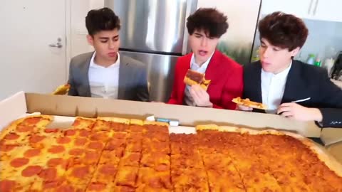 EATING THE LARGEST PIZZA IN THE WORLD!!!