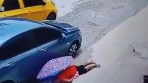 Video: Ola de calor habría afectado a mujer que se desmayó en la calle