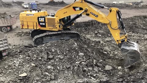 Caterpillar_6015B_Excavator_Loading_Trucks_Non_Stop_For_3_HoSegment9