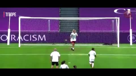 When the woman plays FOOT, incredible fails lol