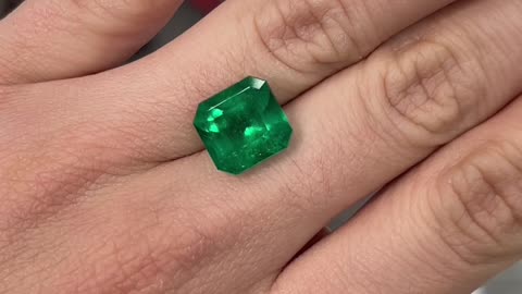 Large AAA+ top heirloom quality 7.38 carat Asscher cut Loose Colombian Emerald with price