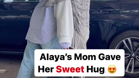 Alway's mom gave her sweet hug.😍