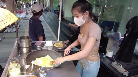 a viral girl selling auto martabak is selling because the one selling it is beautiful