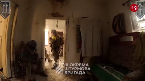 Footage of Ukrainian fighters attacking houses where Russians were hiding in Krasnogorovka city