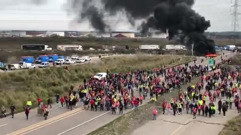 Fuel crisis in Southern France: govt announces it would force back to work workers near Marseille,