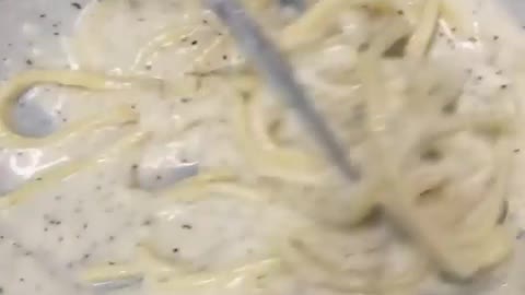 Al volo una forchetta di cacio e pepe