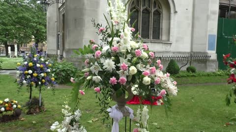 Flowers beside Westminster Abbey - London 2016-06-12 183457
