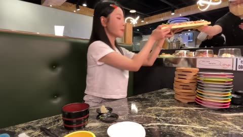 Eating 100 pieces of sushi🍣 at a conveyor belt sushi restaurantㅣEating showㅣASMR