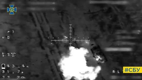 Ukrainian drone kills Russian armour with 600g thermobaric bombs, as seen through the bombsight