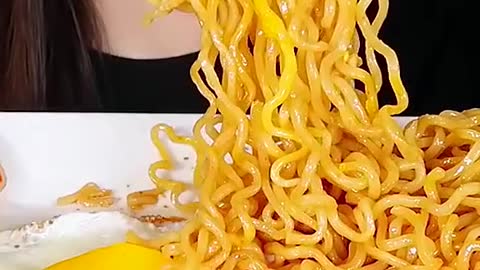 Indonesia Noodles Mie Goreng, Fried Eggs, Mandu #zoeyasmr #zoeymukbang #bigbites #mukbang #asmr #foo