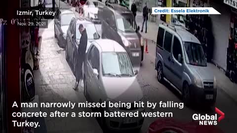 Turkey storm: Man evades falling concrete in high winds