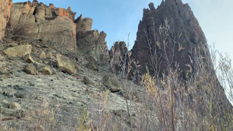 Central Oregon – Smith Rock State Park – River Shoreline Panorama – 4K