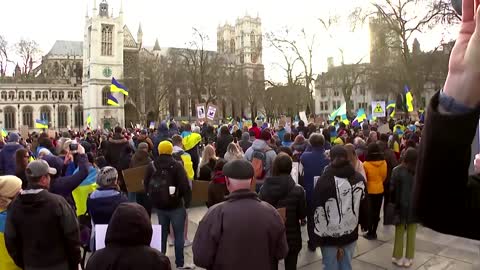 UK anti-war protesters sing Ukrainian national anthem
