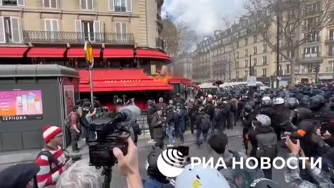 France Protestators burn a restaurant in France because Macron dined at it