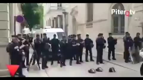French Police refuse to arrest Anti Lock down Protesters in Paris